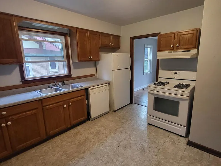 619 Salem St — Photo 2