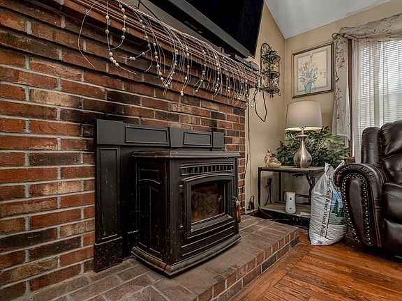 5th image of 100 Fernwood Dr