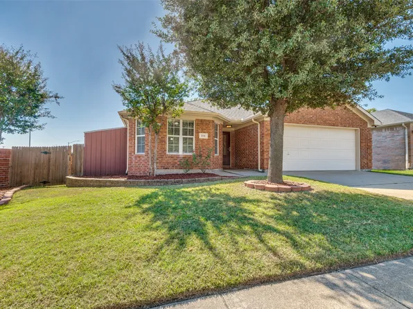 816 E Huitt Ln, Euless, TX 76040