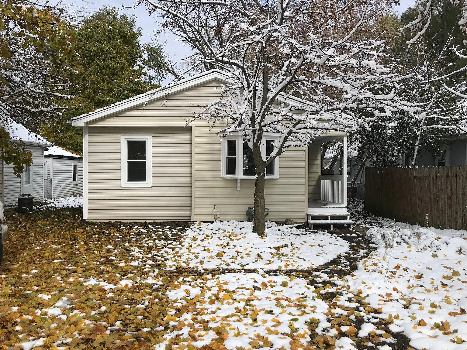 318 E Washington St photo 1