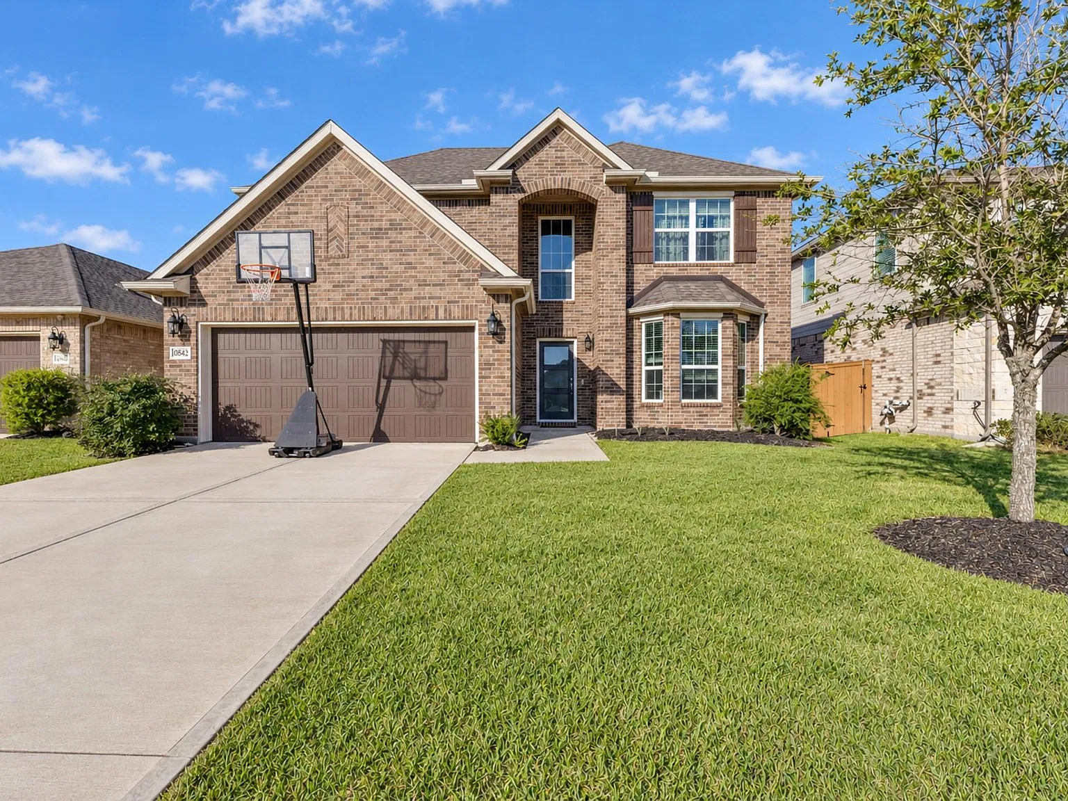 4 bed, 3.5 bath, 2610 sqft, $2,995 — Photo 1