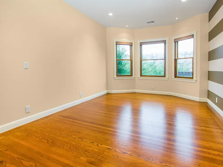 2335 Francisco St — Photo 13