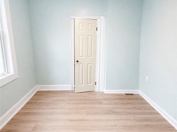 5th image of 372 Watson St