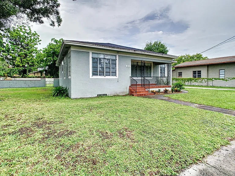 2211 Durham St — Photo 4