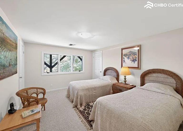 Downstairs bedroom with 2 twin beds