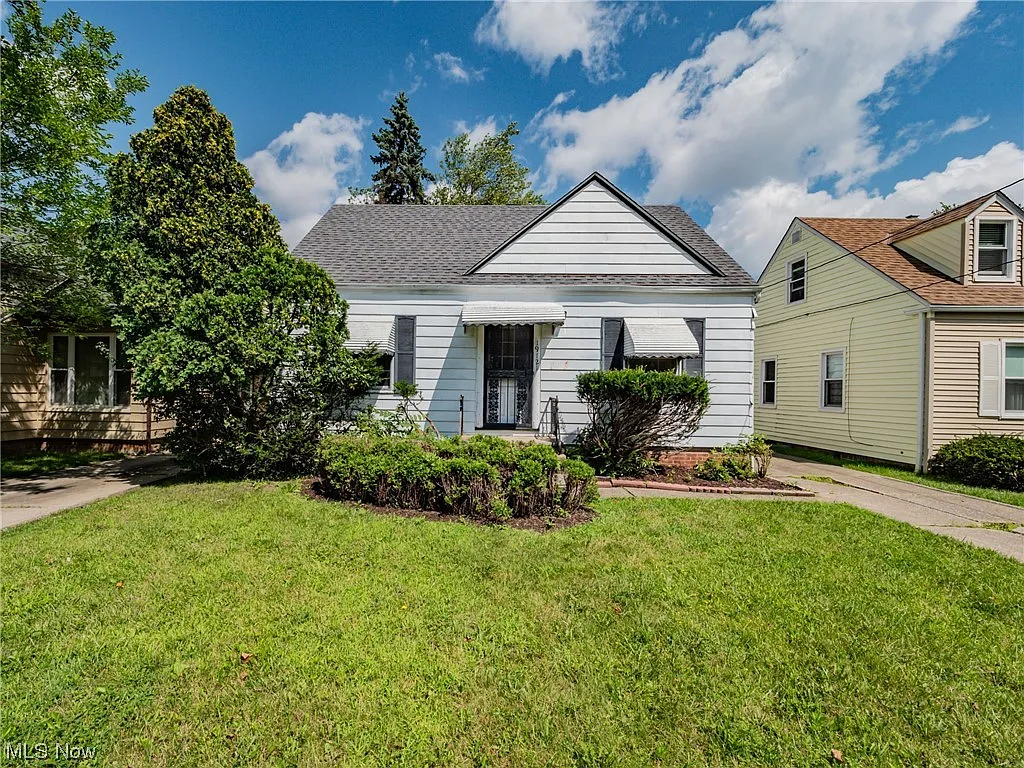19121 Raymond St photo 1