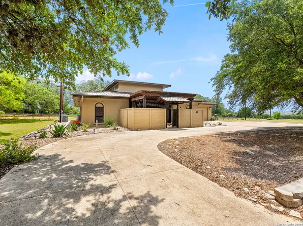 301 WHARTONS DOCK RD, Bandera, TX 78003