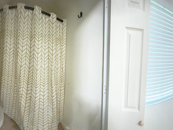 3rd image of 2561 SE Victory Ave
