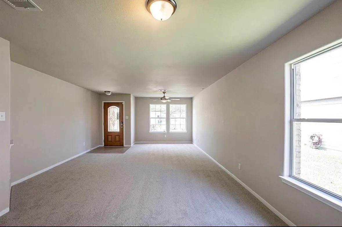 3 bed, 2.0 bath, 1966 sqft, $2,000 — Photo 3