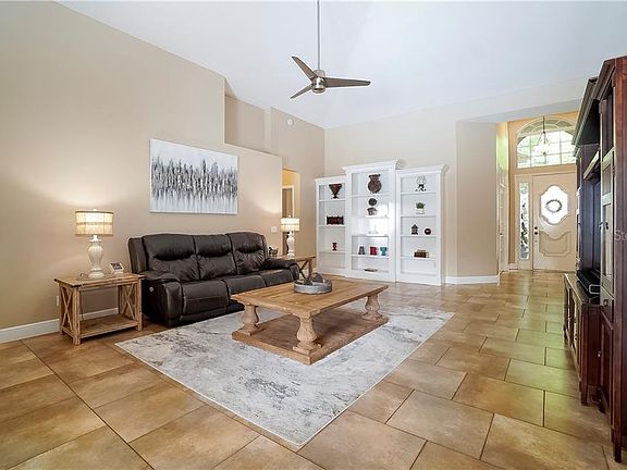 5th image of 721 S Lake Claire Cir