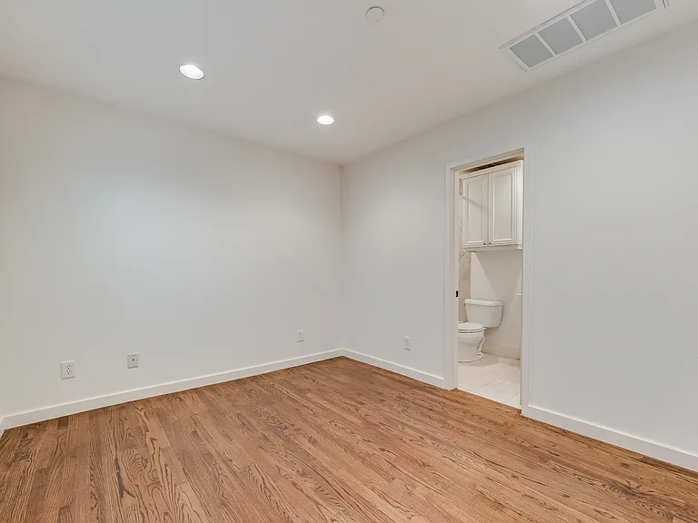 2411 N Hall St #5 — Photo 5