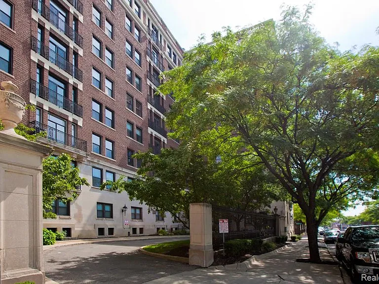 2900 E Jefferson Ave #D702 — Photo 2