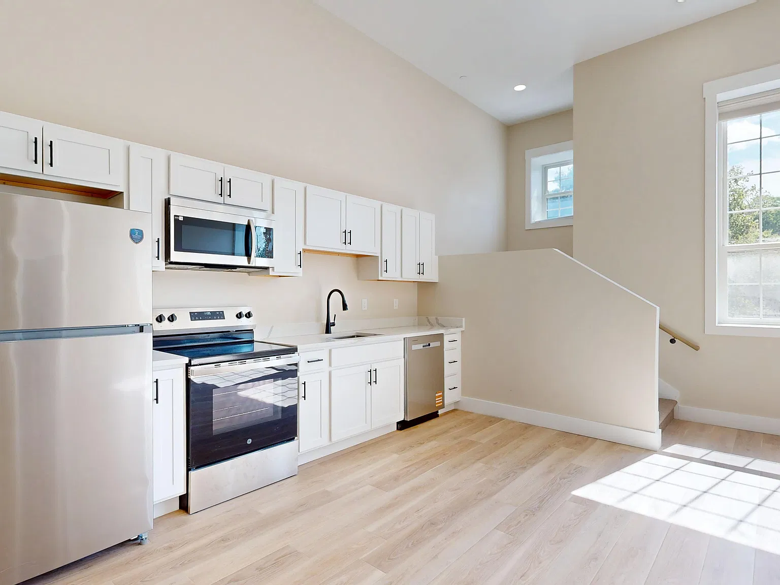 2 bed, 1000 sqft, $2,200 — Photo 3