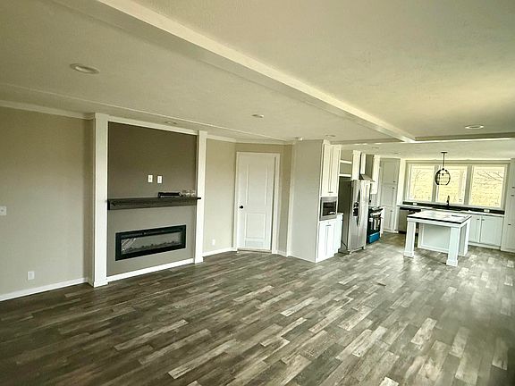 3rd image of 2081 Lancaster Rd