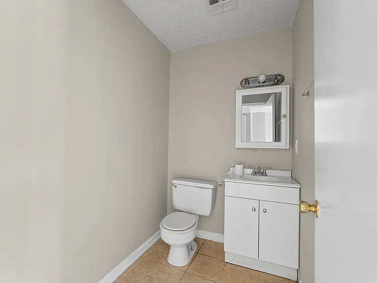 Country Club Apartments — Photo 8