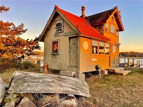 24 Champlin Dr, Westerly, RI 02891