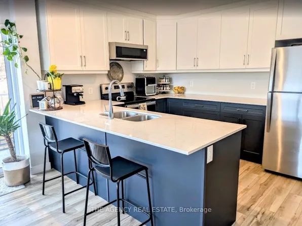 100 Promenade Cir #401, Vaughan, ON L4J 7W7