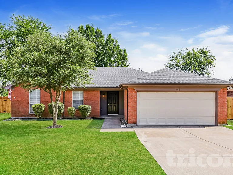 206 Briarglen Dr — Photo 1