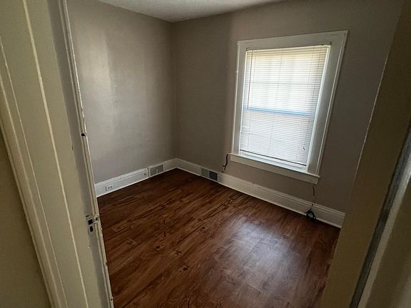 3rd image of 424 Welty St