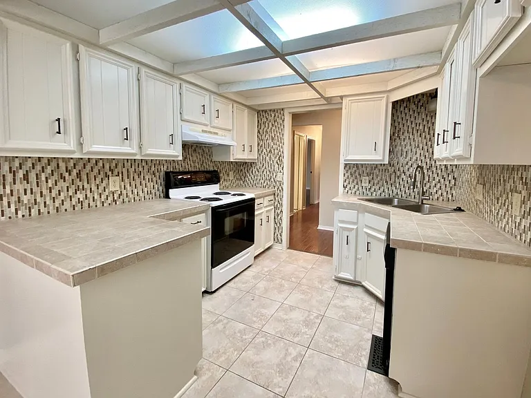 127 W M St — Photo 3
