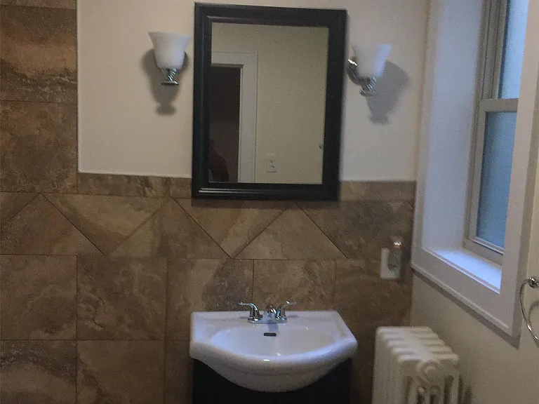 Bathroom with Moen Faucet & accessories