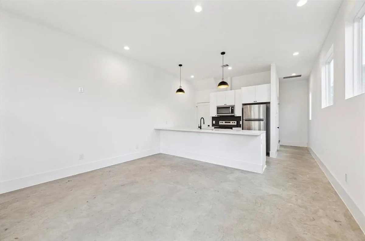 Building Photo - 316 N Everton St #C