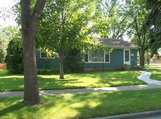923 Sunset Dr, Grand Forks, ND 58201