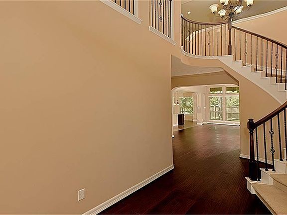 4th image of 114 Hearthshire Cir