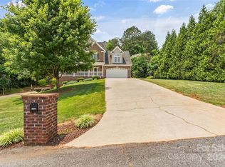 2531 Henry Falls Dr, Hickory, NC 28602