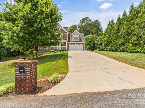 2531 Henry Falls Dr, Hickory, NC 28602