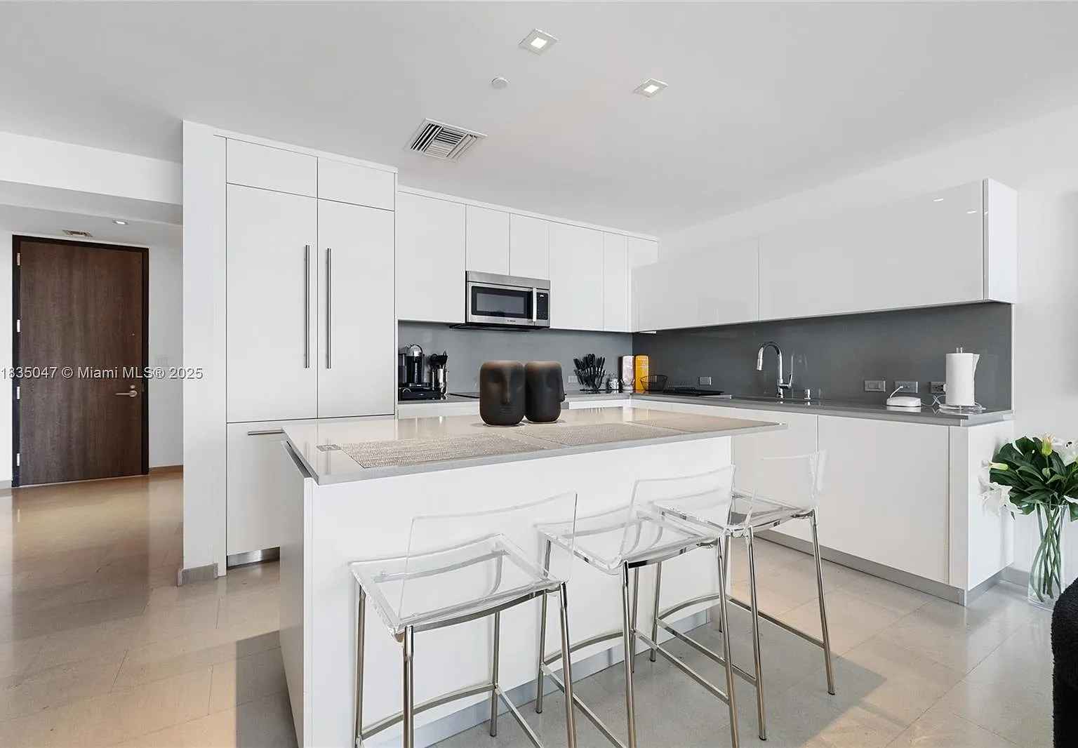 2 bed, 1370 sqft, $6,600 — Photo 2
