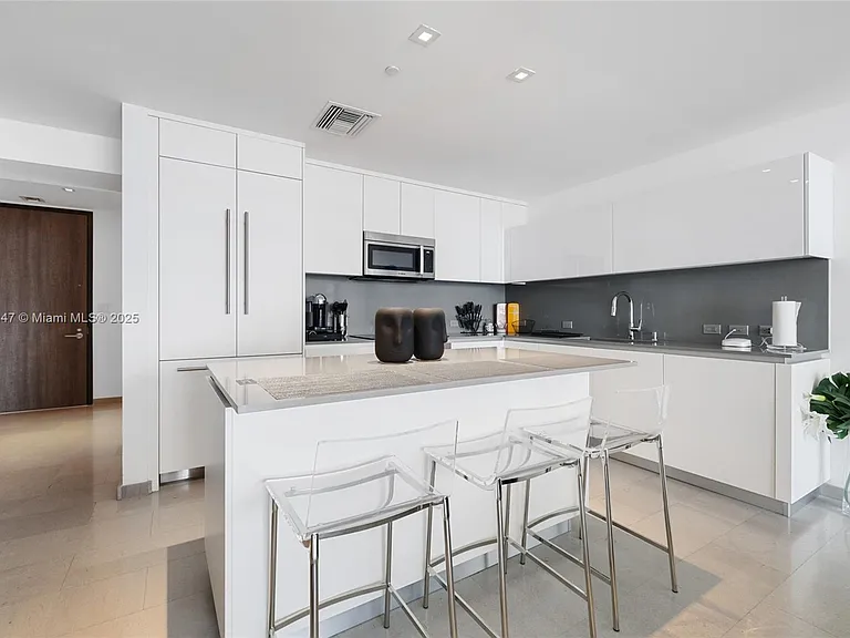 88 SW 7th St #1010 — Photo 2