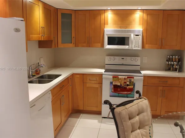 3980 Oaks Clubhouse Dr APT 110, Pompano Beach, FL 33069