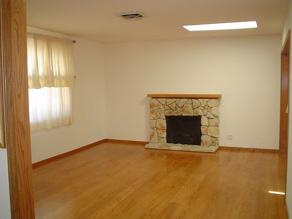 Living Rm w/ Gas Fireplace