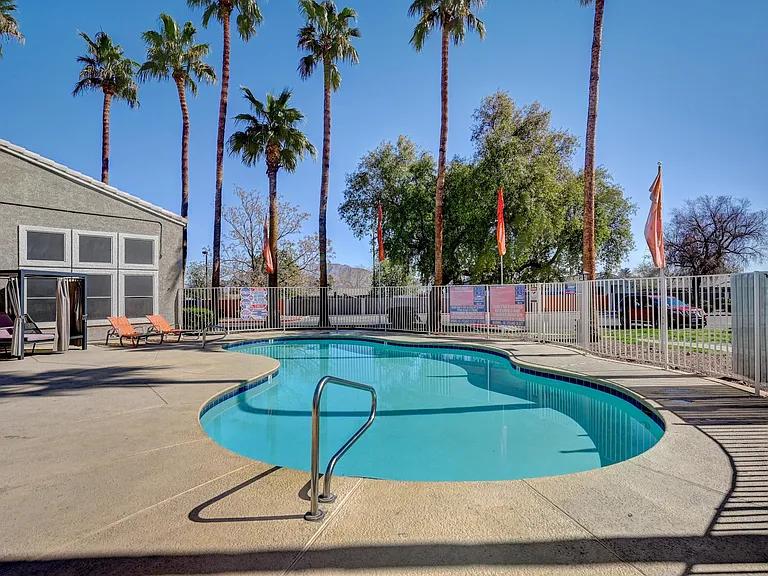 Citrus Apartments — Photo 21