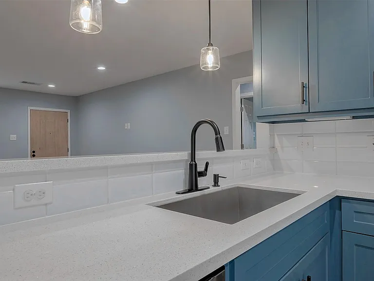 6322 Victoria St — Photo 10