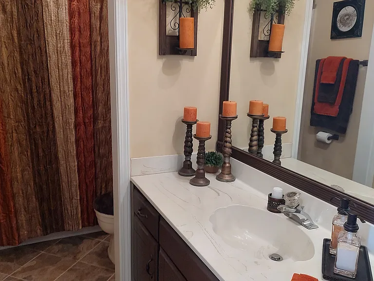 Full 2nd bathroom w/ tub/shower/hand-held shower head.