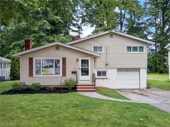 39127 Gardenside Dr, Willoughby, OH 44094