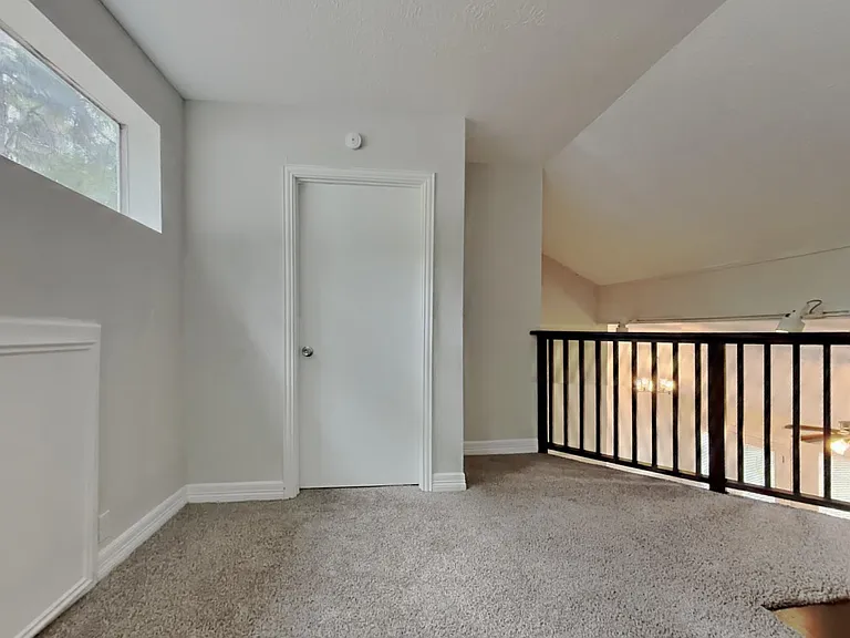 Spacious corner room with neut