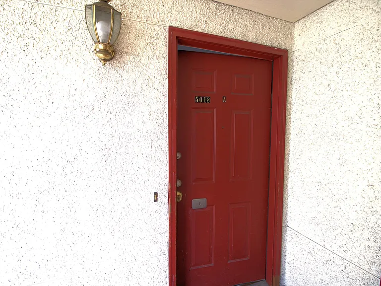 5018 11th Ave NE #A — Photo 2