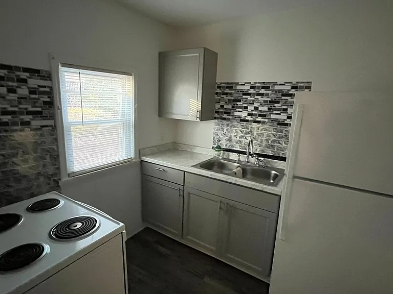 635 Smith St — Photo 8