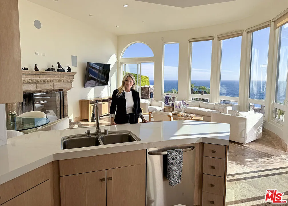 5 bed, 7.0 bath, 3912 sqft, $27,500 — Photo 4