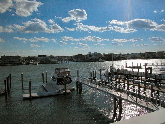 SUPERIOR DOCK holds 2->42' vessels PLUS : Dock~motor yacht, fishing vessel, Jetskis. Dockside electr