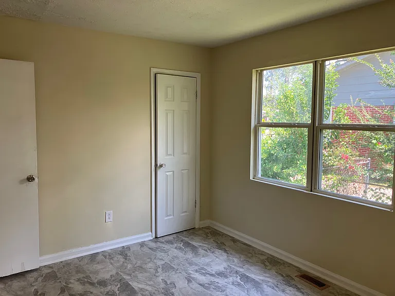 703 E Washington Ave — Photo 4