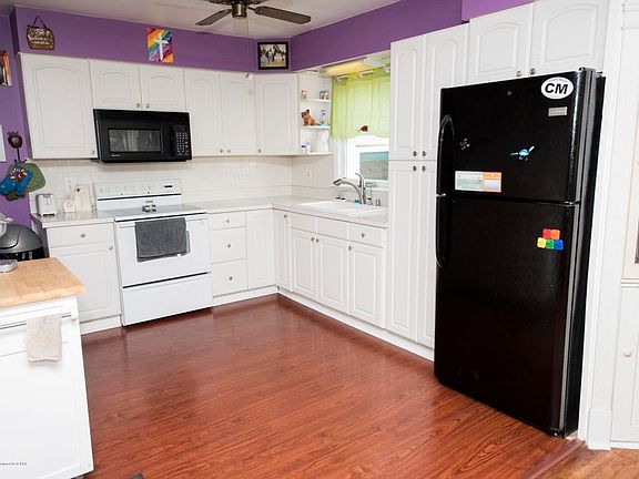 5th image of 150 Elizabeth Dr