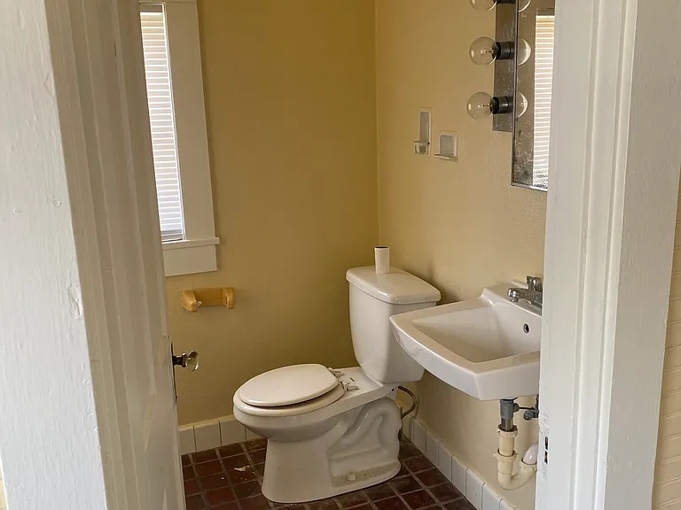 231 N Lakeshore Blvd — Photo 9