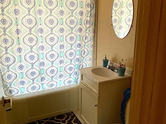 4th image of 917 W 35th Ave #1