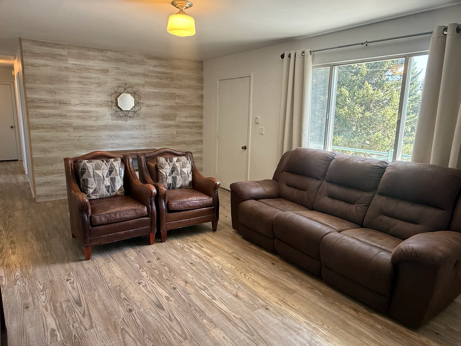 3 bed, 1200 sqft, $1,100 — Photo 2