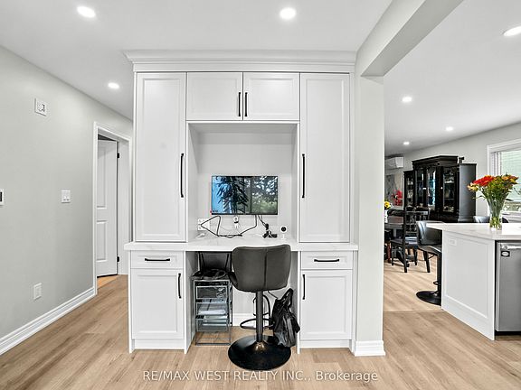 5th image of 34 Sweet Oak Ct