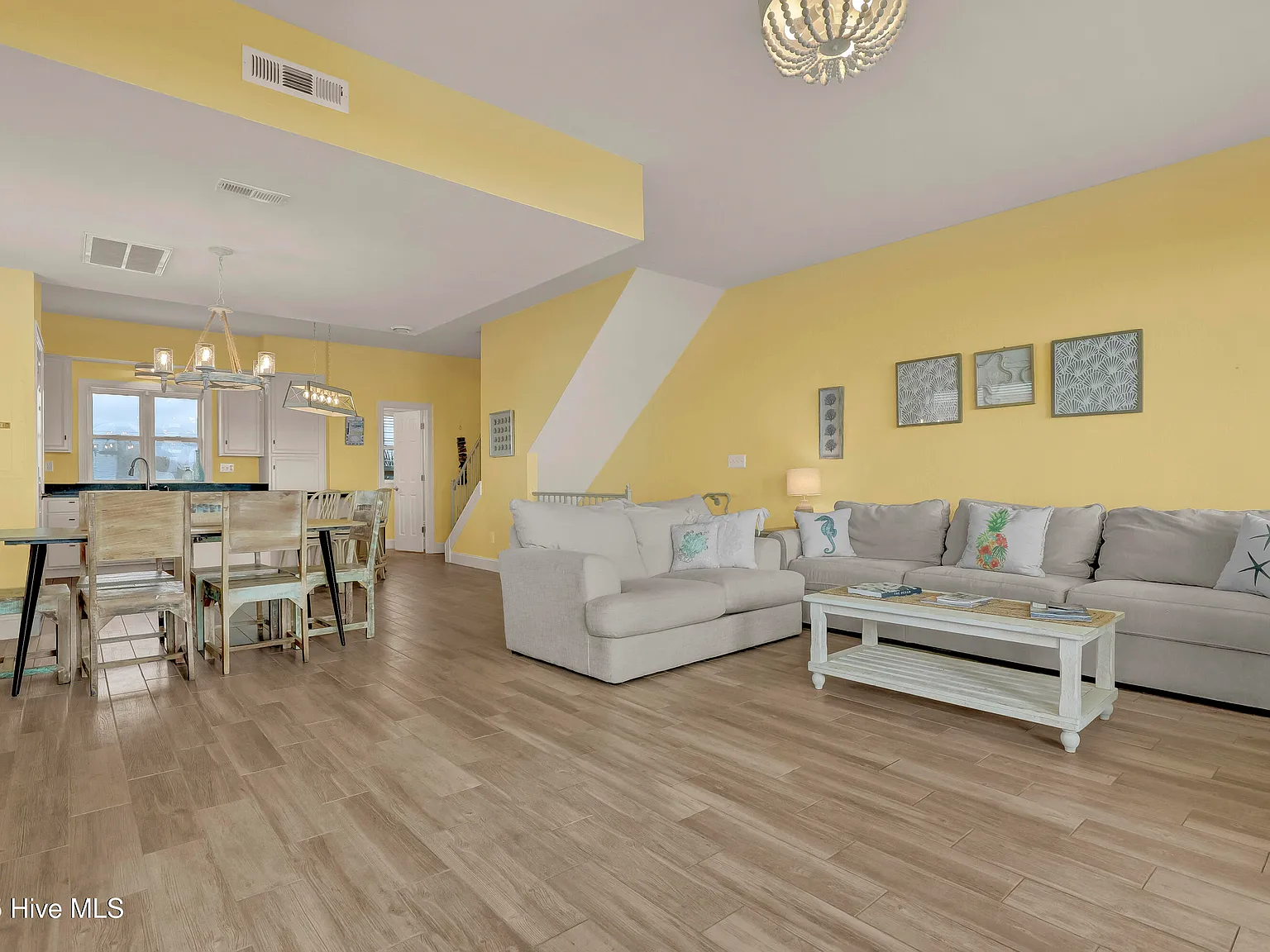3 bed, 2.5 bath, 1500 sqft, $3,800 — Photo 3